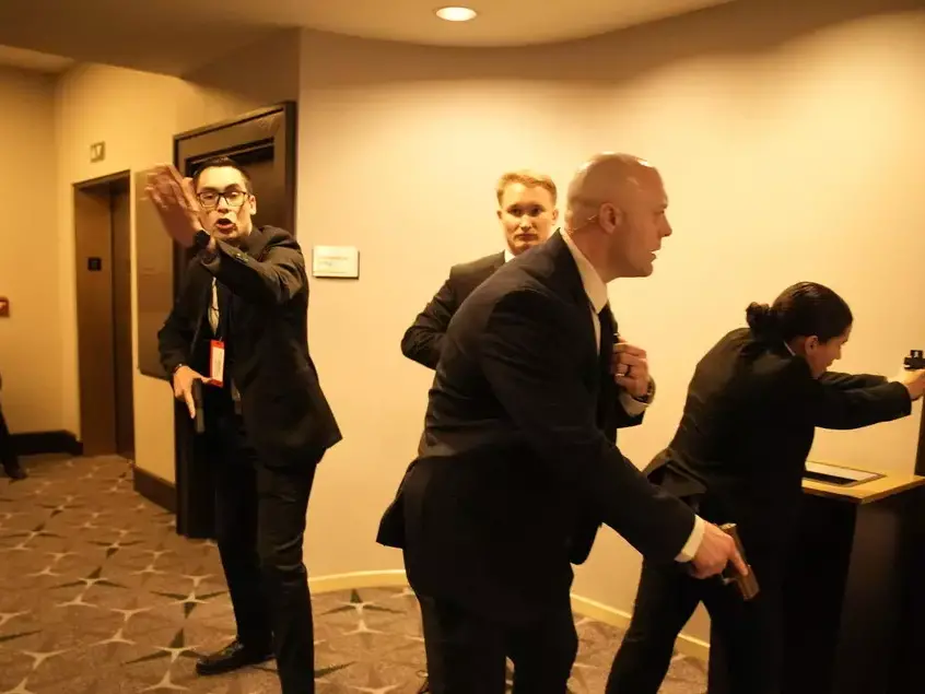 Spari a pochi metri da Trump: attacco sventato al gala dei media, arrestato l’aggressore