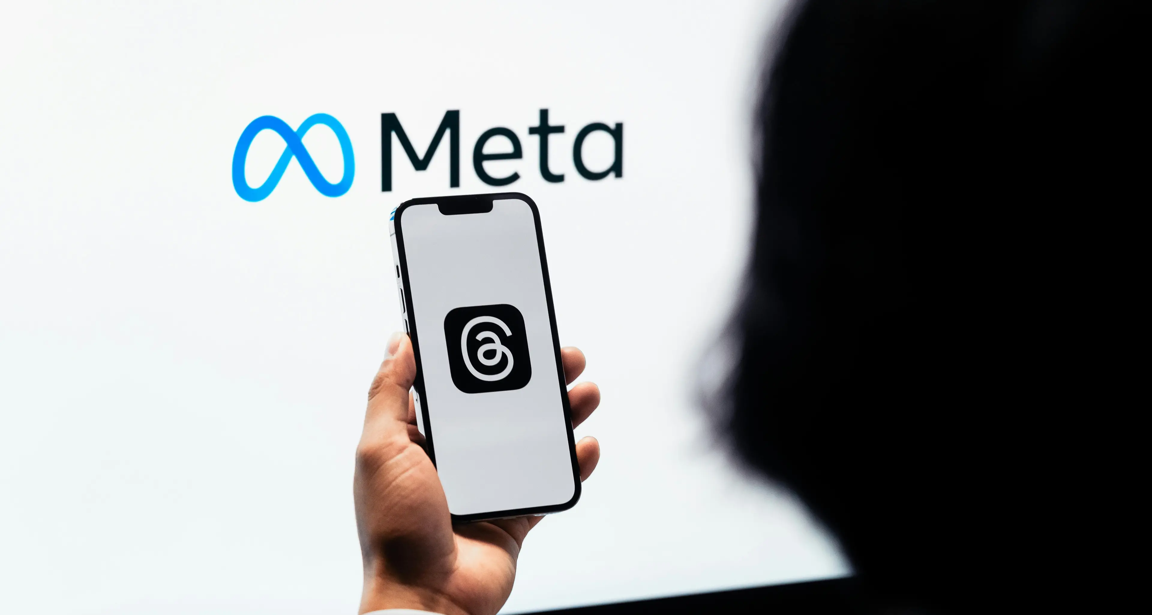 L’intelligenza artificiale ruba il lavoro agli umani: Meta licenzia\u00A08mila dipendenti e cancella 6mila nuove assunzioni\n