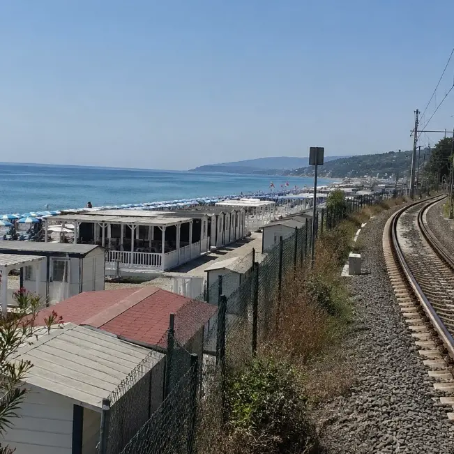 Lidi a ridosso dei binari nel Tirreno cosentino: esposto a RFI, partono verifiche e possibili demolizioni