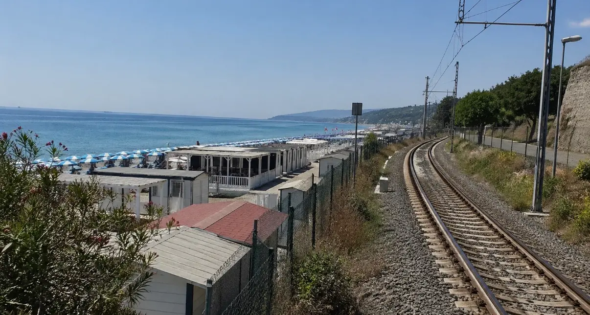 Lidi a ridosso dei binari nel Tirreno cosentino: esposto a RFI, partono verifiche e possibili demolizioni