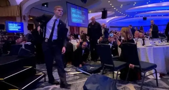 Spari all’Hilton durante la cena della Casa Bianca: Trump evacuato, arrestato l’attentatore