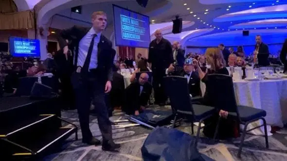 Spari all’Hilton durante la cena della Casa Bianca: Trump evacuato, arrestato l’attentatore