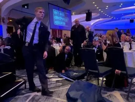 Spari all’Hilton durante la cena della Casa Bianca: Trump evacuato, arrestato l’attentatore