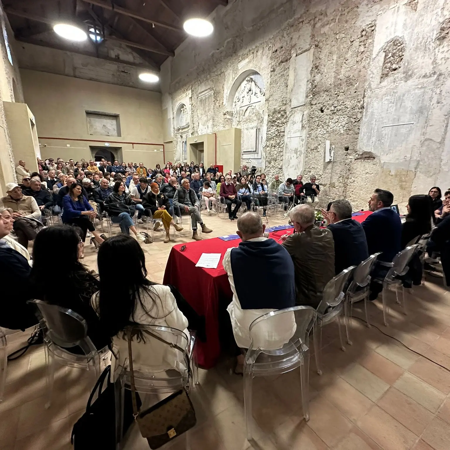 Elezioni a Tropea, Macrì presenta i candidati della sua lista: «Scelti\u00A0per governare non per vincere a tutti i costi»\n