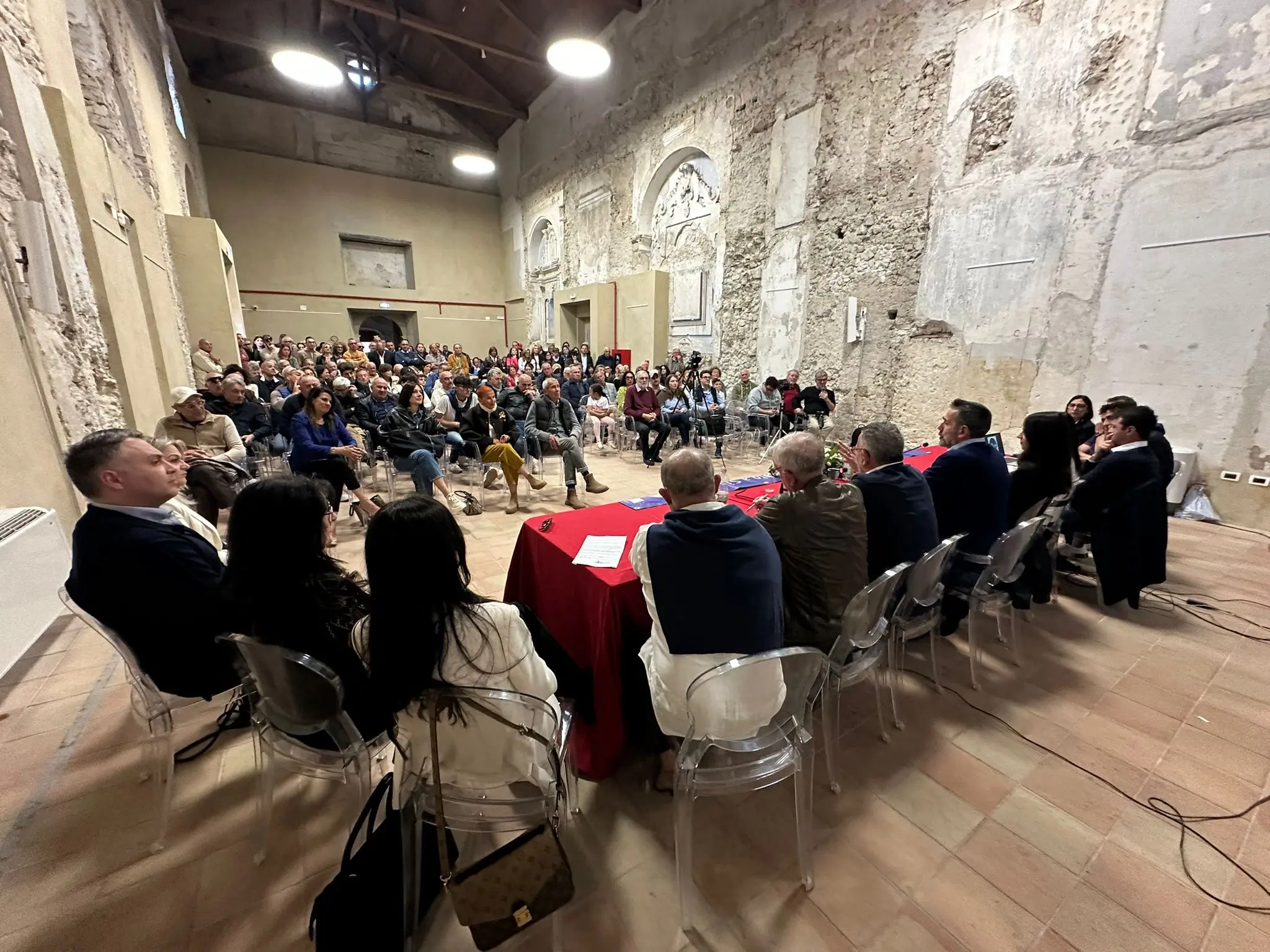 Elezioni a Tropea, Macrì presenta i candidati della sua lista: «Scelti\u00A0per governare non per vincere a tutti i costi»\n