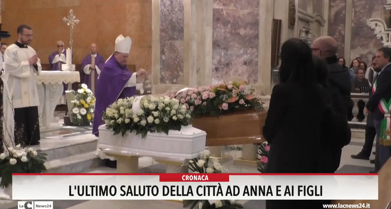 L'ultimo saluto della città ad Anna e ai figli