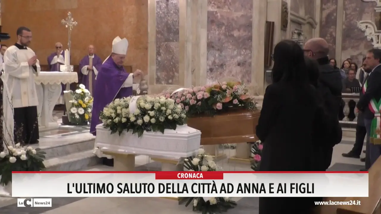 L'ultimo saluto della città ad Anna e ai figli