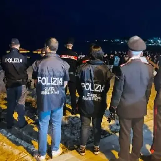 <p>Discoteca chiusa a Soverato: 4mila persone dentro con capienza da 1.500 e uscite di emergenza chiuse con lucchetto</p>