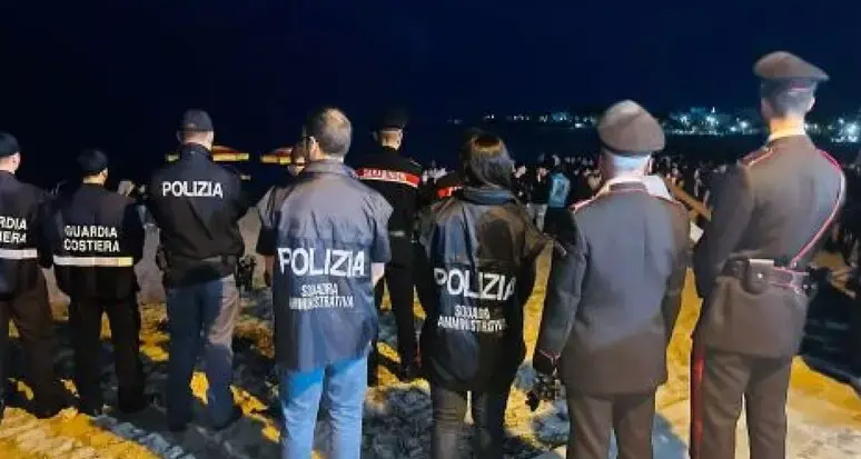 Discoteca chiusa a Soverato: 4mila persone dentro con capienza da 1.500 e uscite di emergenza chiuse con lucchetto\n