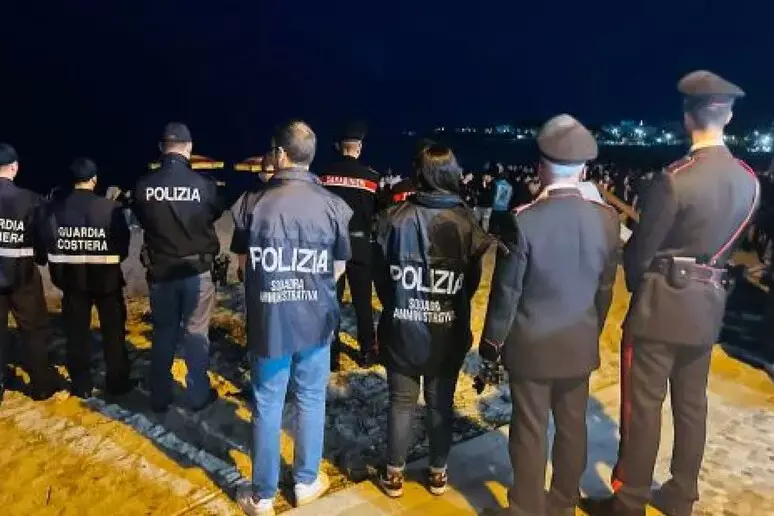 <p>Discoteca chiusa a Soverato: 4mila persone dentro con capienza da 1.500 e uscite di emergenza chiuse con lucchetto</p>