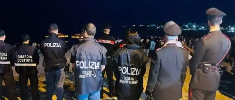 Discoteca chiusa a Soverato: 4mila persone dentro con capienza da 1.500 e uscite di emergenza chiuse con lucchetto\n