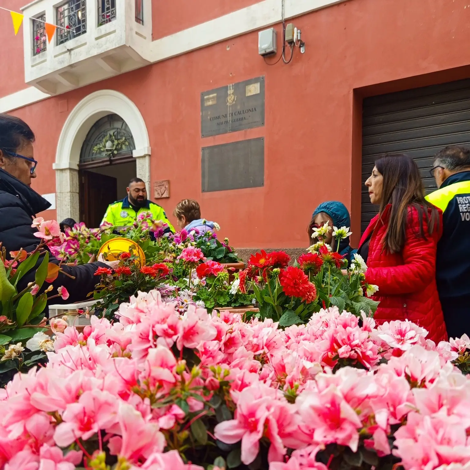Caulonia, furto delle piante in Piazza Seggio: l’Amministrazione comunale denuncia l’accaduto e condanna il gesto\n