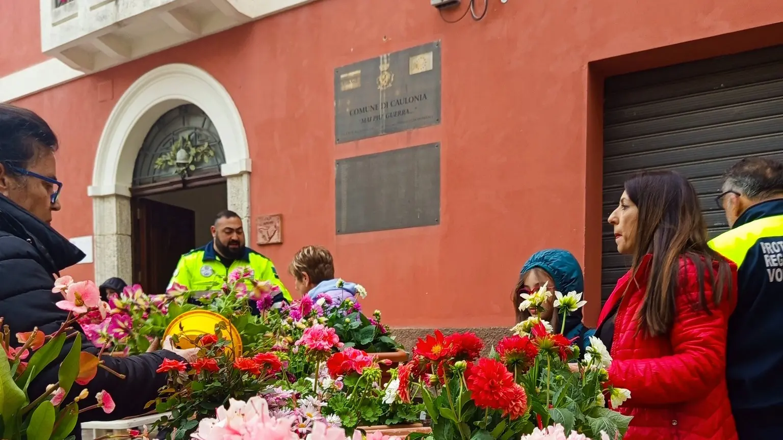 Caulonia, furto delle piante in Piazza Seggio: l’Amministrazione comunale denuncia l’accaduto e condanna il gesto\n