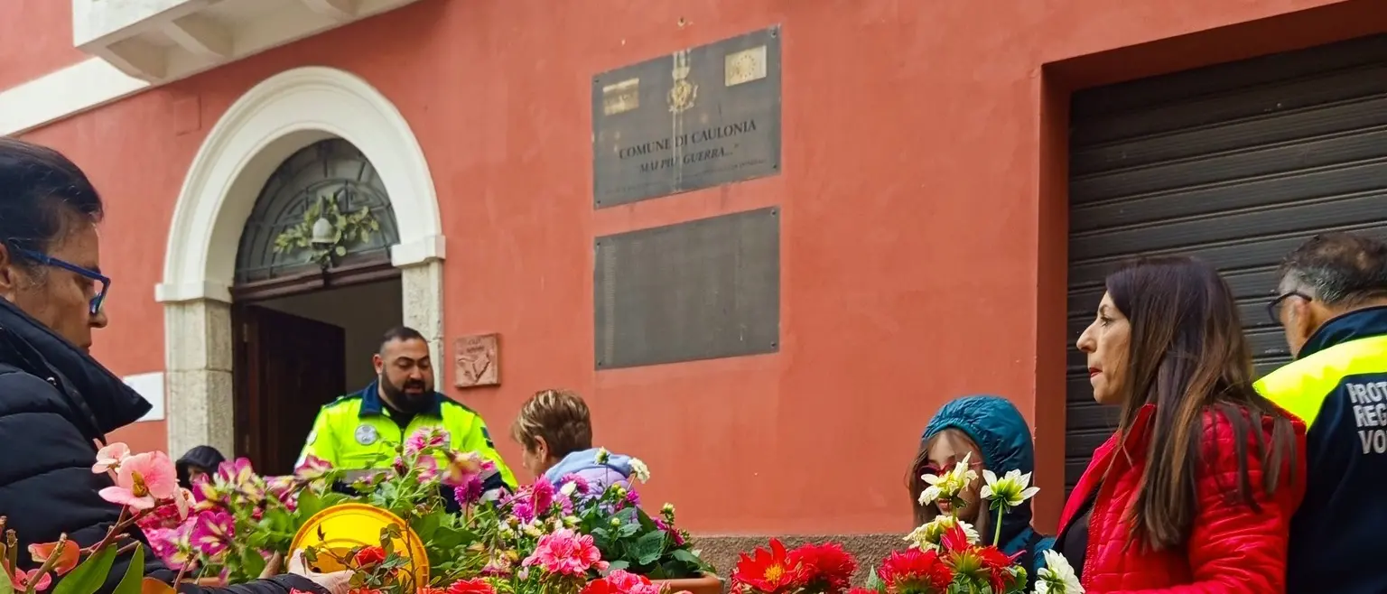 Caulonia, furto delle piante in Piazza Seggio: l’Amministrazione comunale denuncia l’accaduto e condanna il gesto\n