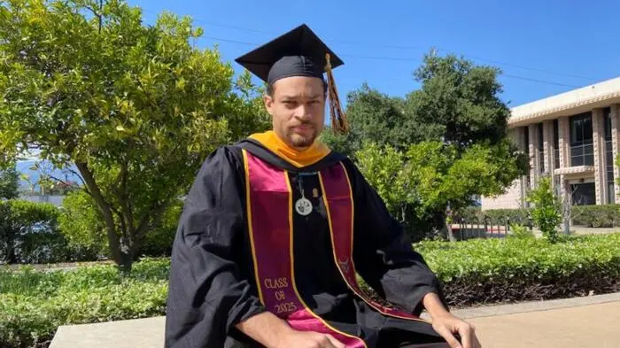 Un\\'immagine tratta dal profilo LinkedIn di Cole Thomas Allen, il 31enne arrestato per l\\'aggressione armata avvenuta nella notte a Washington durante la cena dei corrispondenti, in presenza di Donald Trump, 26 aprile 2026. LinkedIn / Cole Allen +++ ATTENZIONE: L\\'ANSA NON POSSIEDE I DIRITTI DI QUESTA FOTO CHE NON PUO\\' ESSERE PUBBLICATA SENZA L\\'AUTORIZZAZIONE DELLA FONTE DI ORIGINE CUI SI RINVIA +++ NPK +++ , ANSA