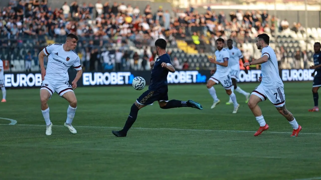 Difesa del Cosenza contro la Cavese (foto ufficio stampa Cavese)