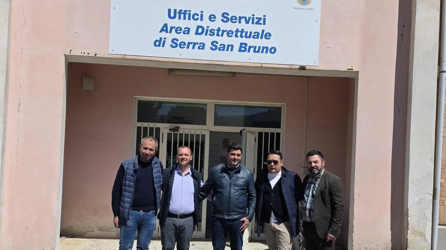 <p>I sindaci davanti alla sede del Distretto sanitario di Serra San Bruno</p>\\n