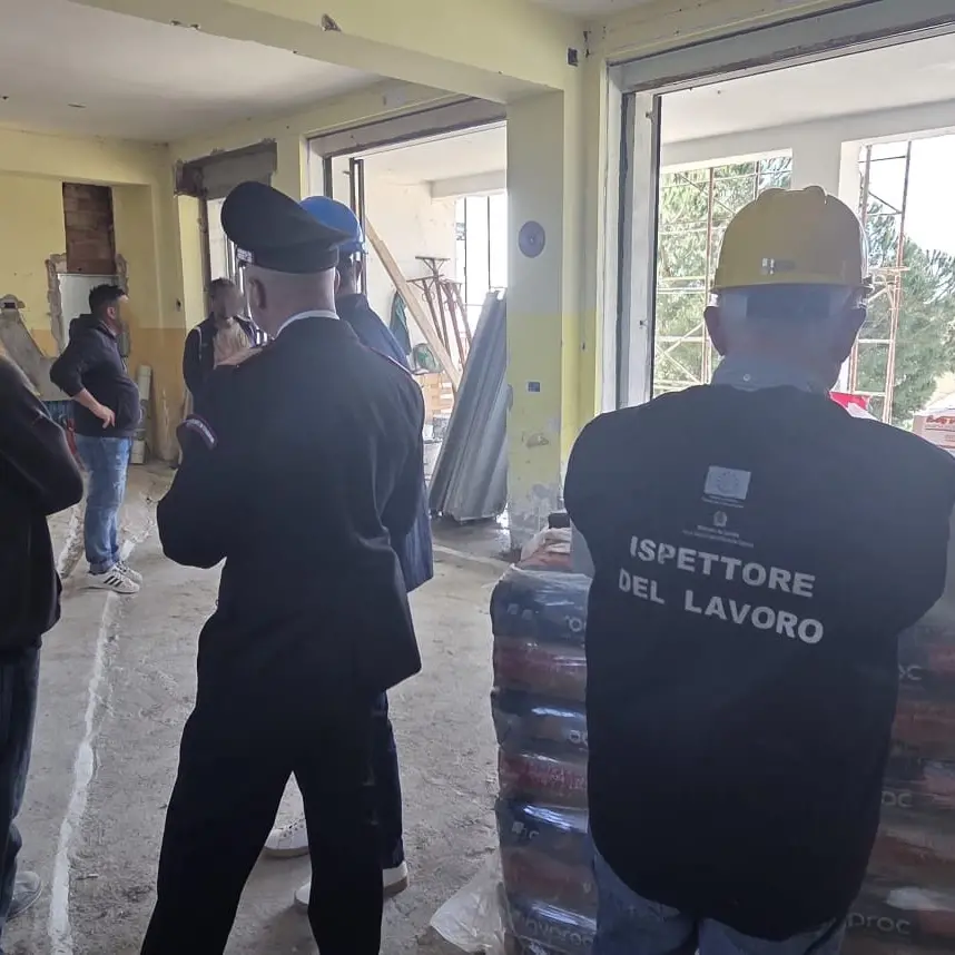 Stretta sui cantieri edili nel catanzarese, scoperti tre operai in nero: sanzioni per 100mila euro e attività sospese\n