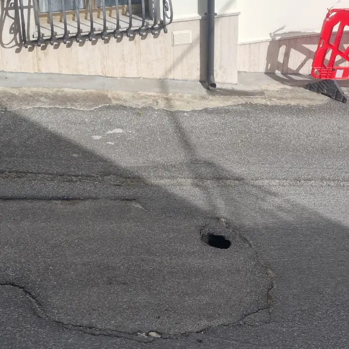 Buche e perdite in via Telesio e via Da Fiore a Vibo, la lettera di residente: «Da 15 anni solo rattoppi, situazione pericolosa»\n