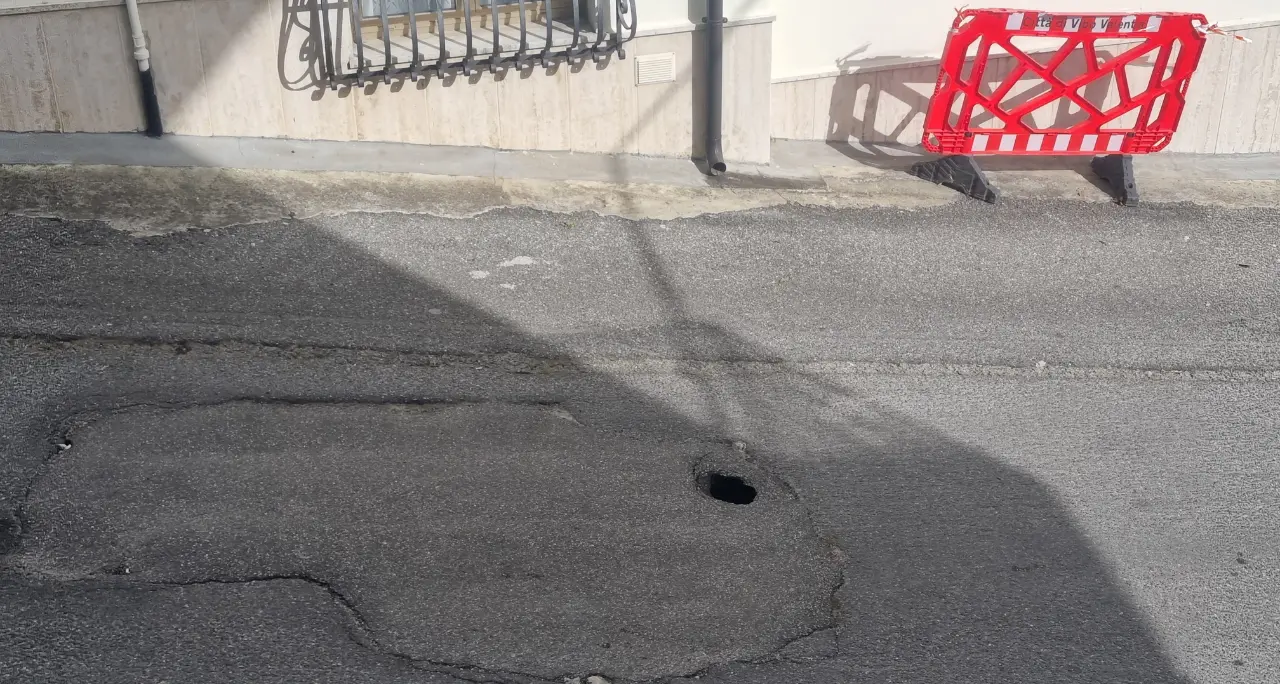 Buche e perdite in via Telesio e via Da Fiore a Vibo, la lettera di residente: «Da 15 anni solo rattoppi, situazione pericolosa»\n