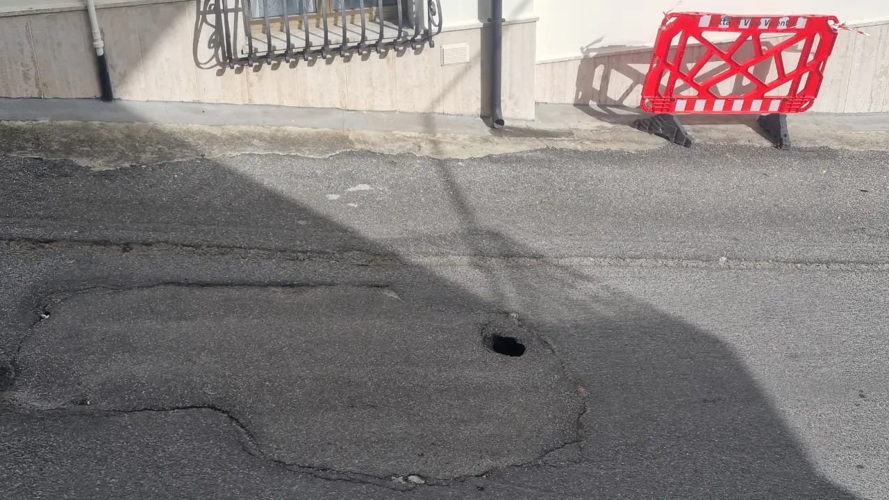 Buche e perdite in via Telesio e via Da Fiore a Vibo, la lettera di residente: «Da 15 anni solo rattoppi, situazione pericolosa»\n