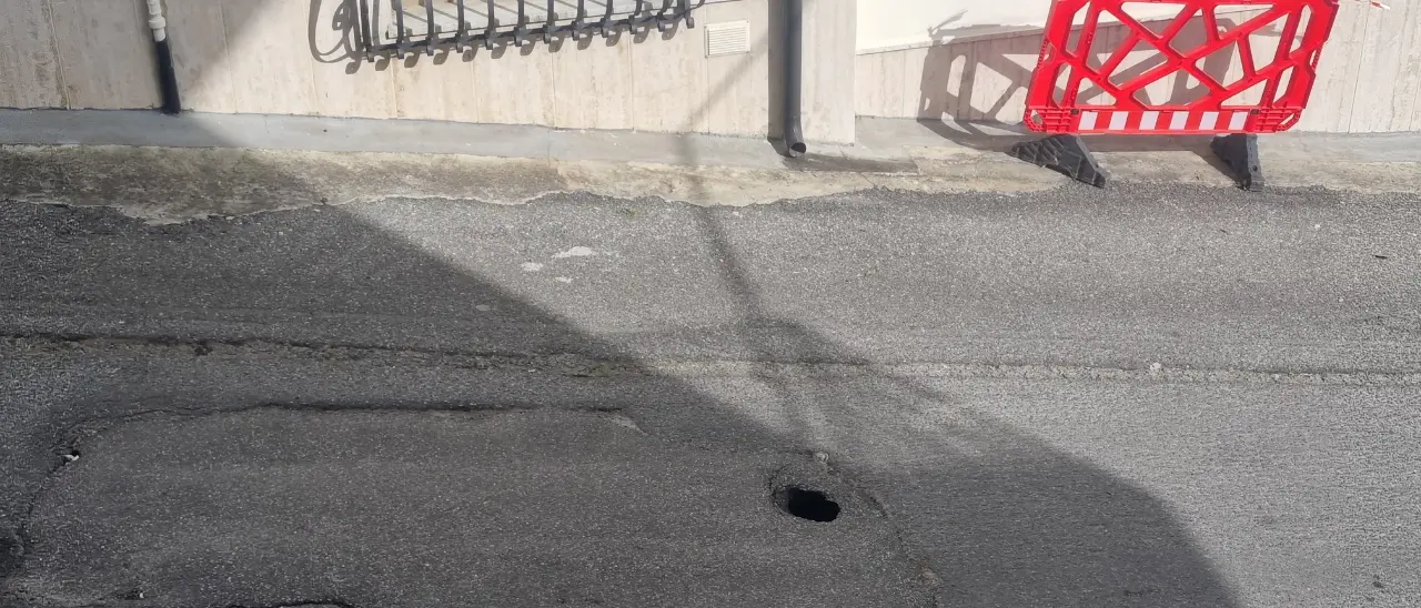 Buche e perdite in via Telesio e via Da Fiore a Vibo, la lettera di residente: «Da 15 anni solo rattoppi, situazione pericolosa»\n