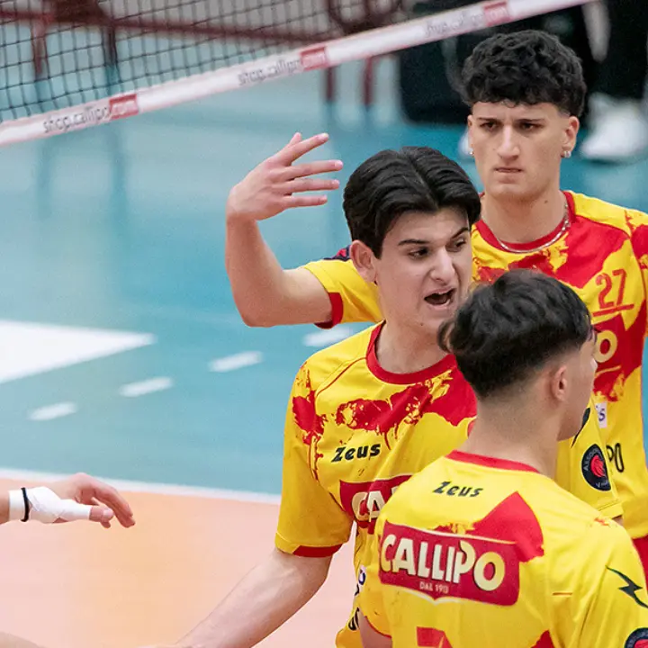Tonno Callipo avanti due set, poi la rimonta di Bronte al PalaValentia: vetta salva e finale di stagione tutto da giocare\n