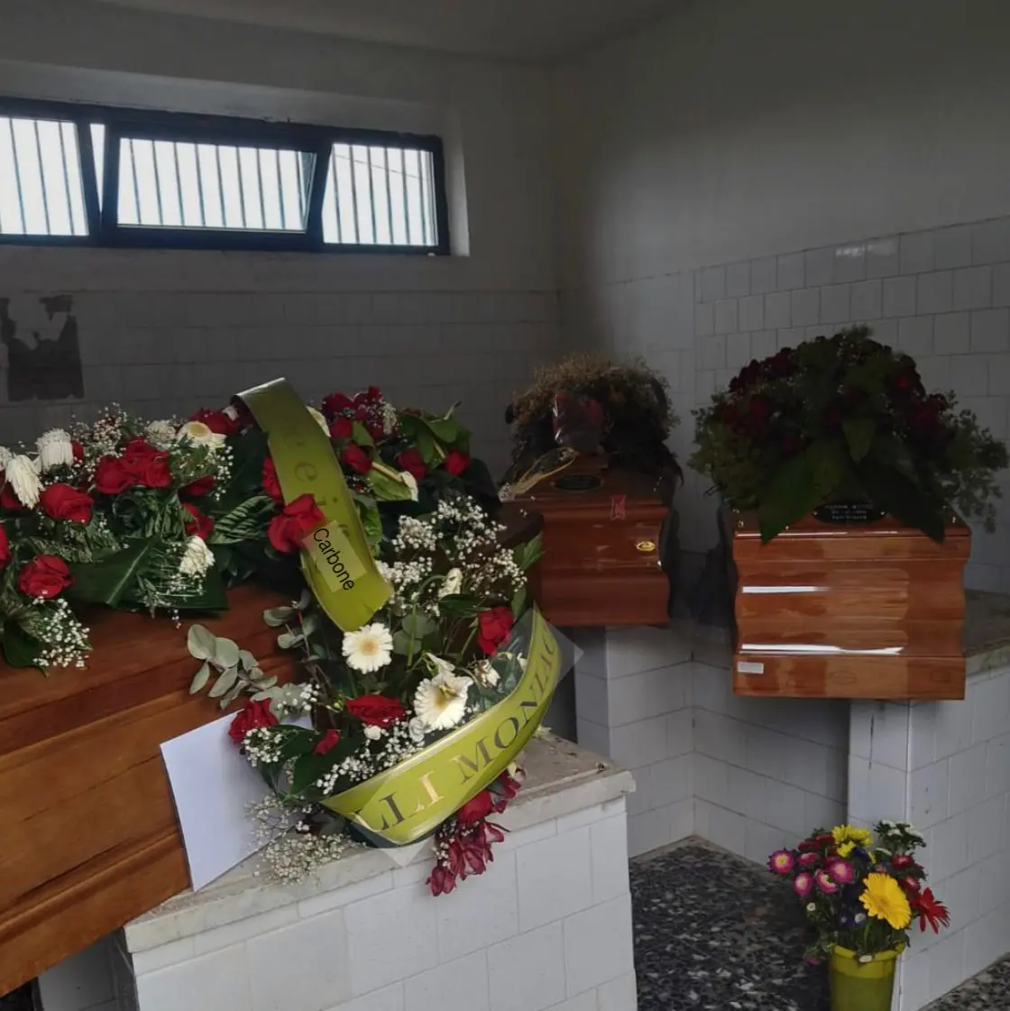 Bare da giorni in attesa di sepoltura al cimitero del quartiere Santa Maria