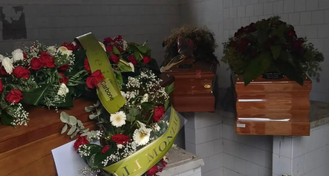 Bare da giorni in attesa di sepoltura al cimitero del quartiere Santa Maria