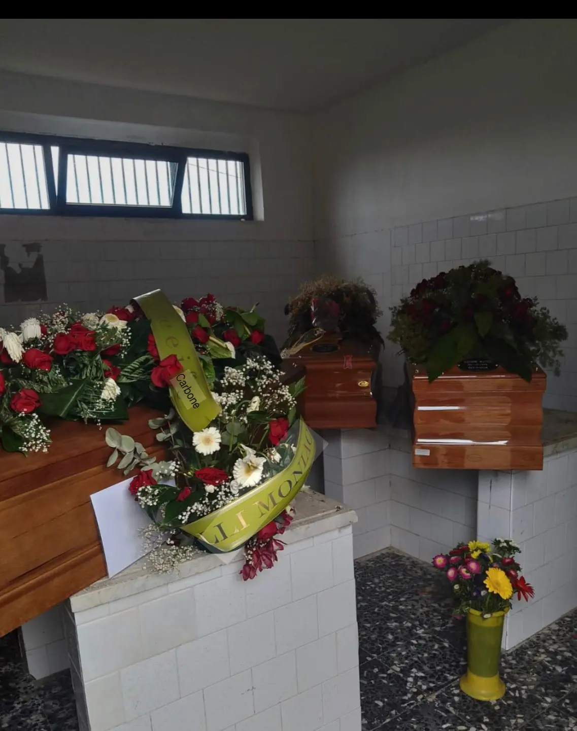 Bare da giorni in attesa di sepoltura al cimitero del quartiere Santa Maria
