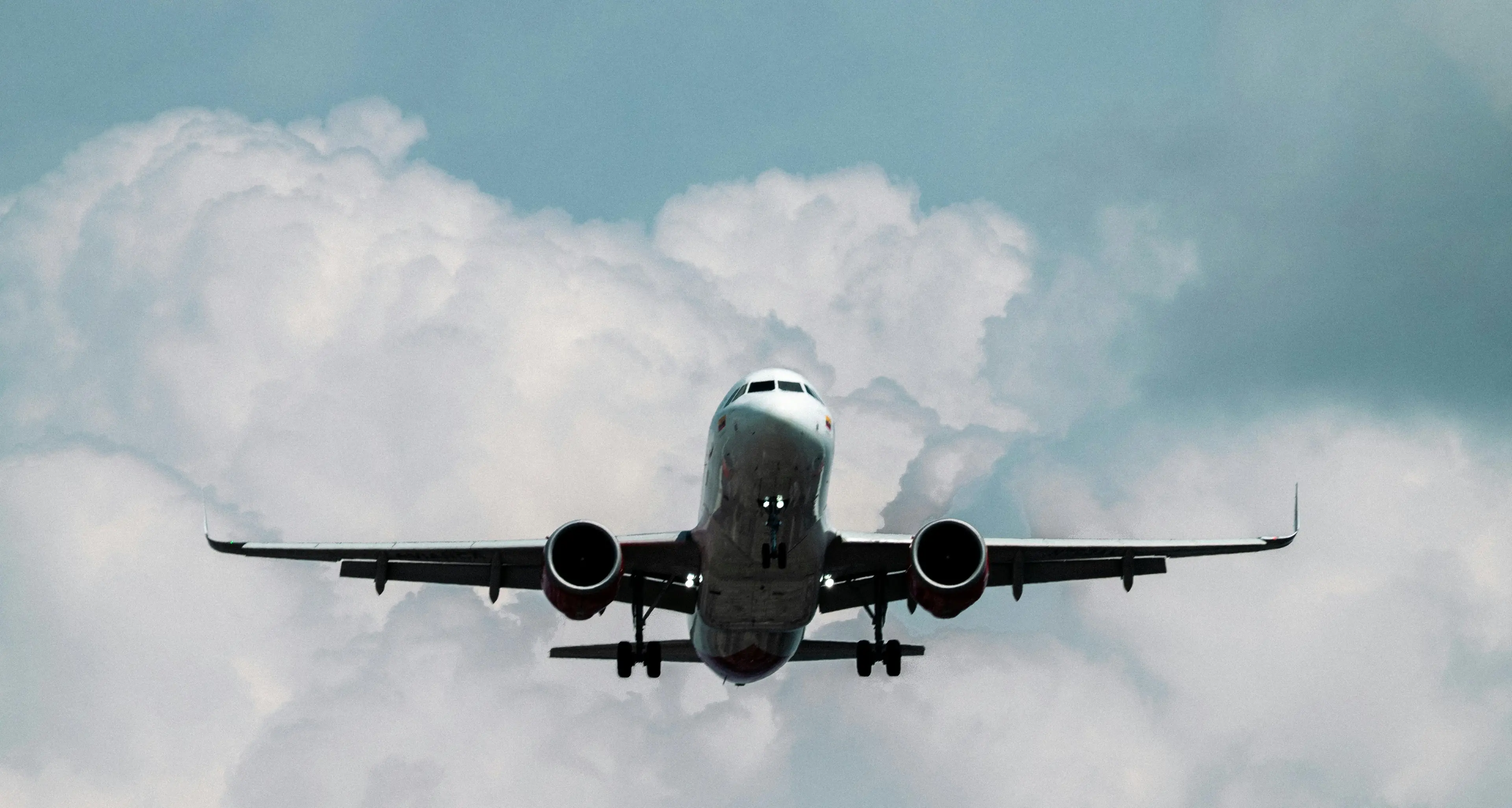 <p>Dai 10 ai 150 euro in più: tutti i <span style=\"color:hsl(0, 75%, 60%);\">rincari </span>nascosti dei voli che fanno infuriare i viaggiatori</p>