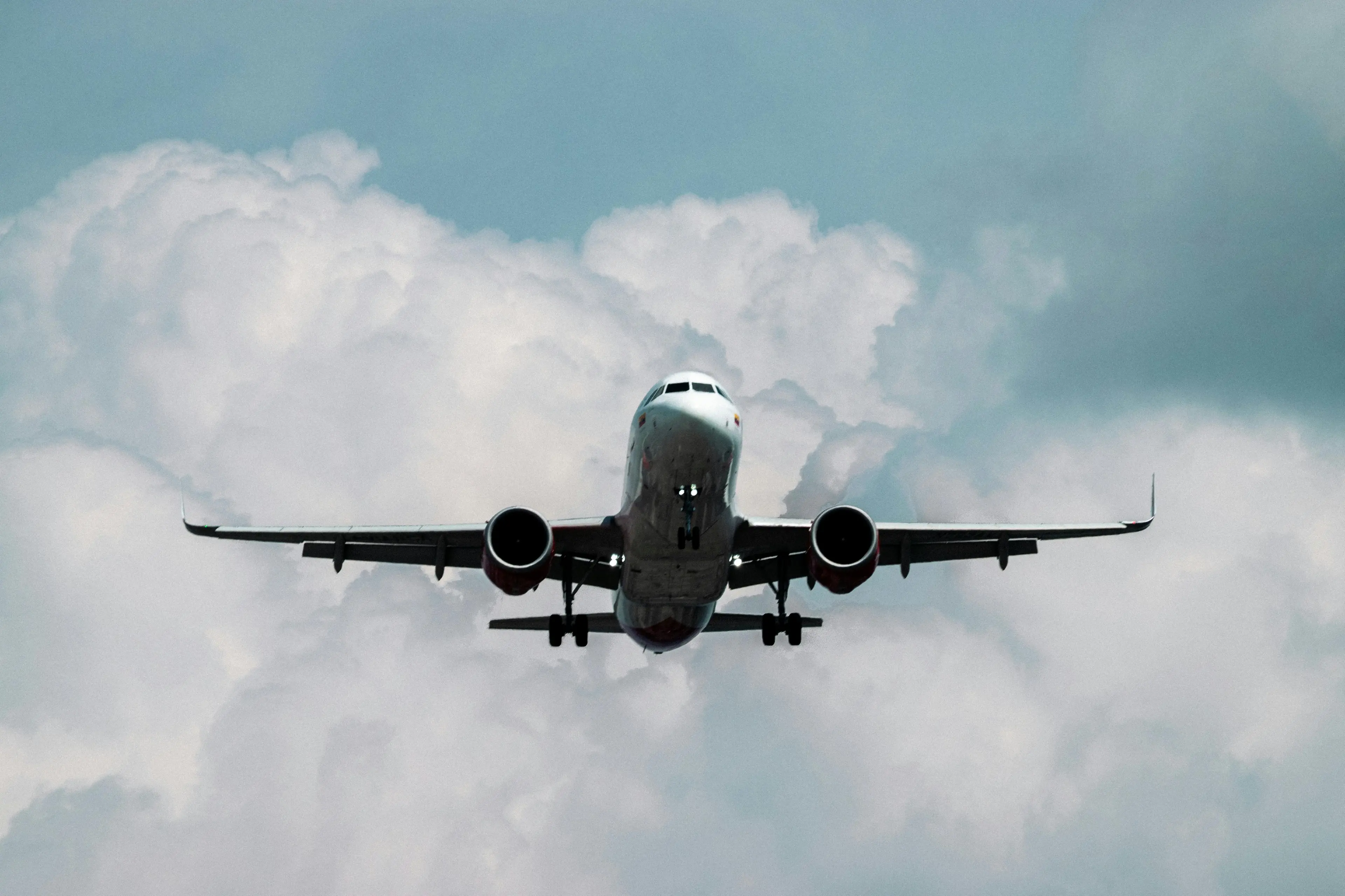 Dai 10 ai 150 euro in più: tutti i rincari nascosti dei voli che fanno infuriare i viaggiatori\n