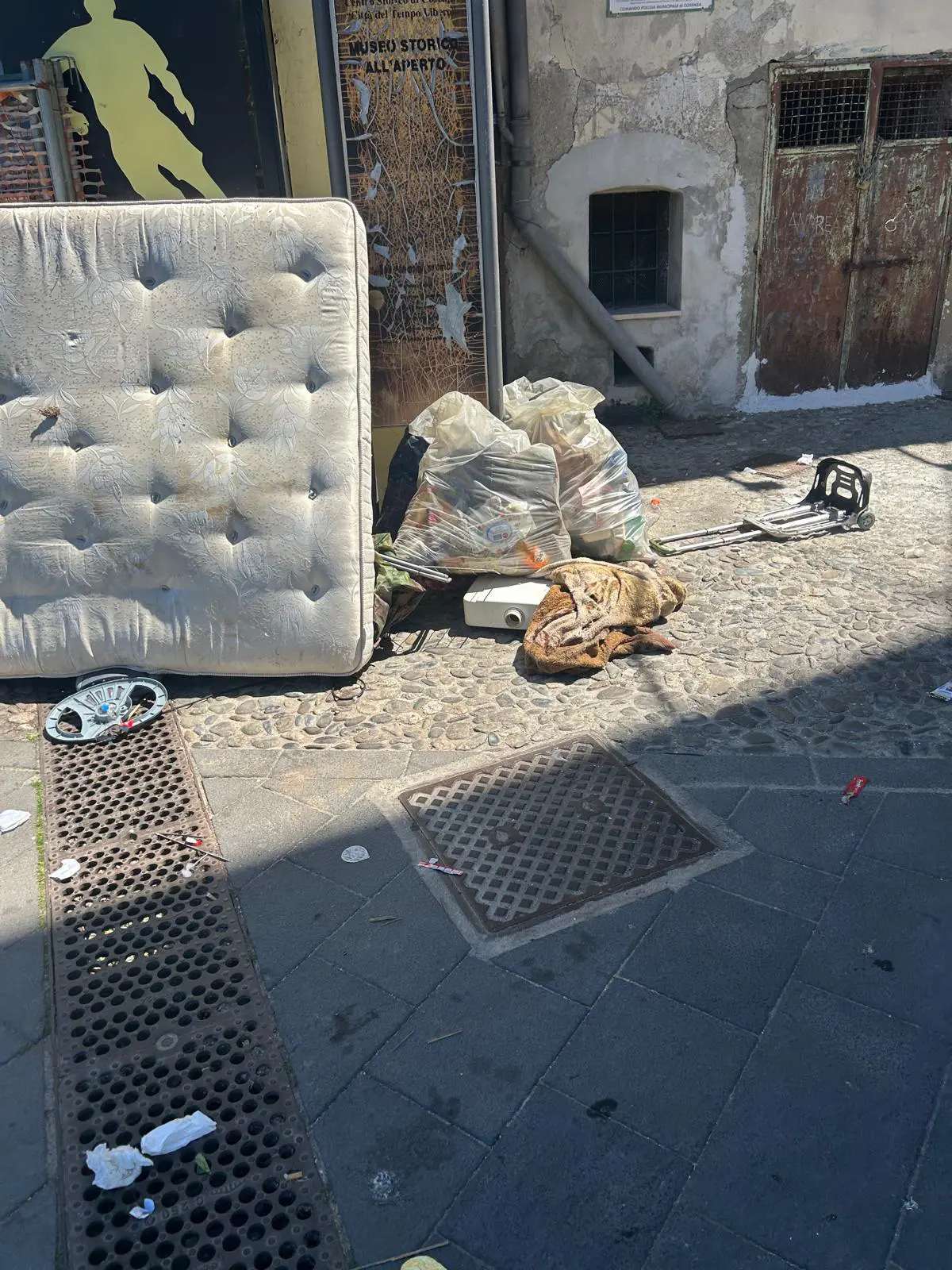 Degrado e risse nel cuore di Cosenza: l’allarme su piazza Valdesi e corso Telesio\n