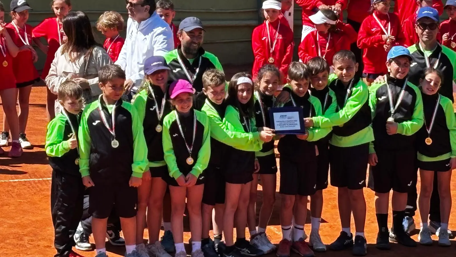 La squadra di giovani talenti col maestro Romagno (foto FITP Calabria)