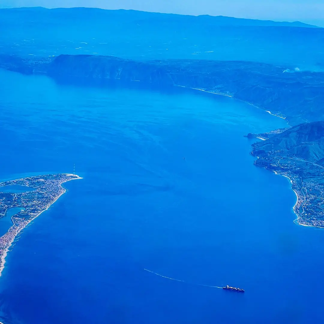 Dove il mare sussurra due nomi: Scilla e Cariddi\n