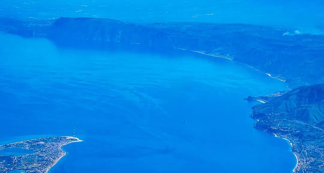 Dove il mare sussurra due nomi: Scilla e Cariddi\n