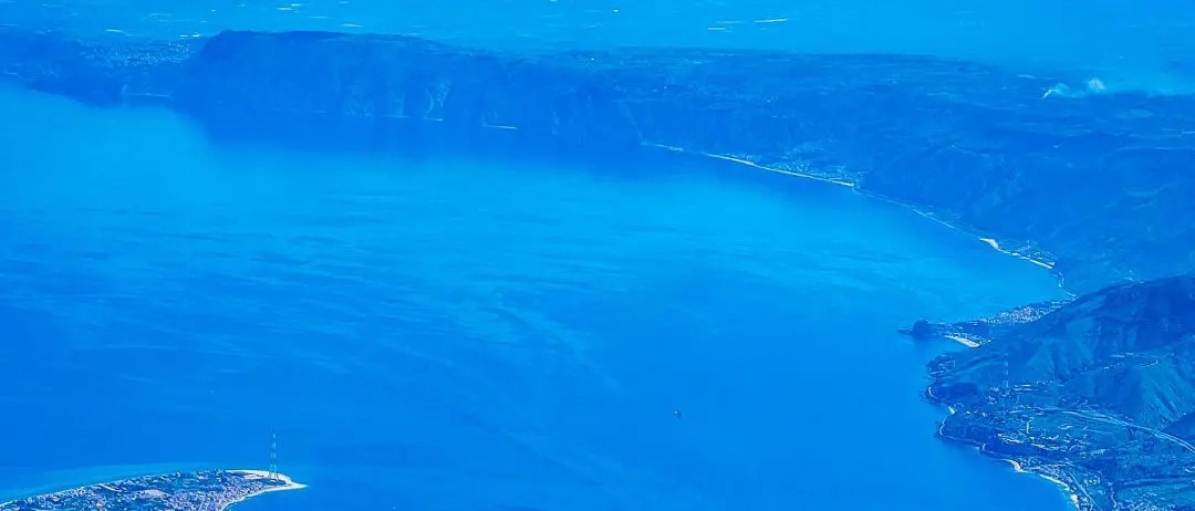 Dove il mare sussurra due nomi: Scilla e Cariddi\n