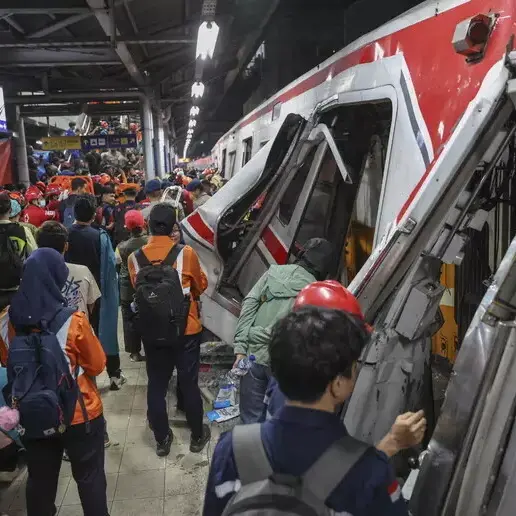 Tragico incidente in Indonesia,\u00A0collisione tra treni: 14 vittime e decine di feriti\n