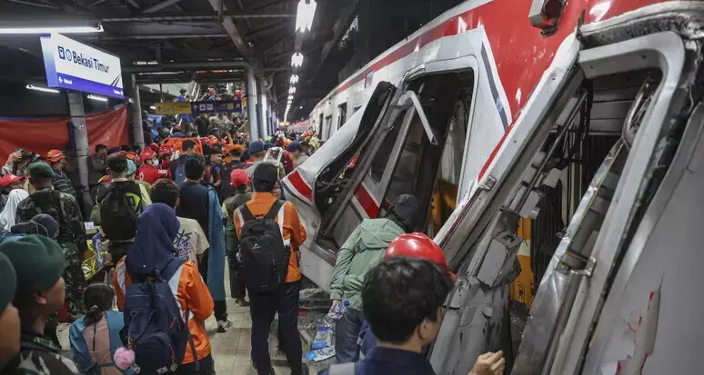 Tragico incidente in Indonesia,\u00A0collisione tra treni: 14 vittime e decine di feriti\n