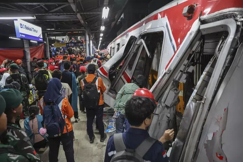 Tragico incidente in Indonesia,\u00A0collisione tra treni: 14 vittime e decine di feriti\n