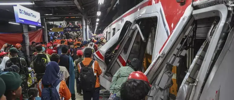 Tragico incidente in Indonesia,\u00A0collisione tra treni: 14 vittime e decine di feriti\n