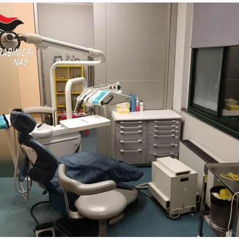 Blitz dei Nas: scoperto studio dentistico abusivo con farmaci scaduti