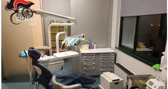 Blitz dei Nas: scoperto studio dentistico abusivo con farmaci scaduti