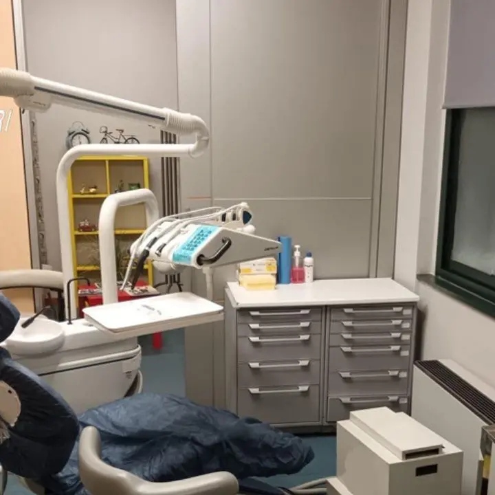 Studio dentistico abusivo nel Lametino, sequestrato dai Nas: trovati anche farmaci scaduti\n