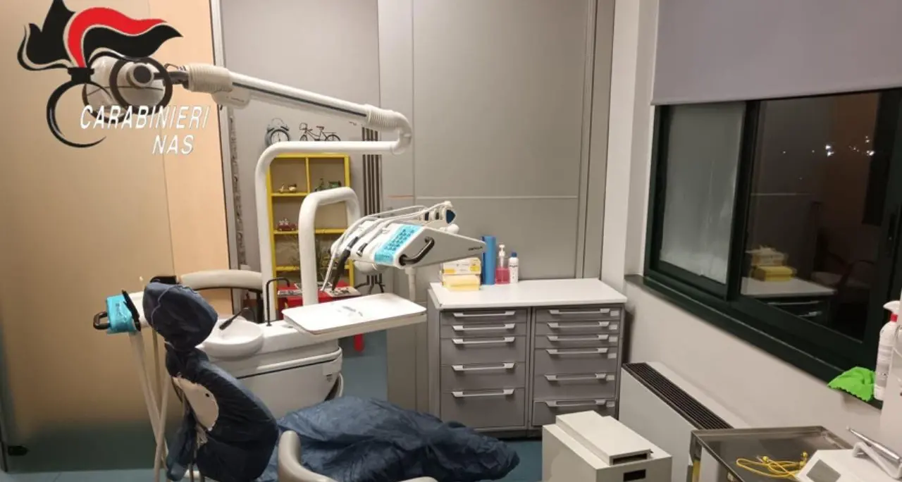 Studio dentistico abusivo nel Lametino, sequestrato dai Nas: trovati anche farmaci scaduti\n