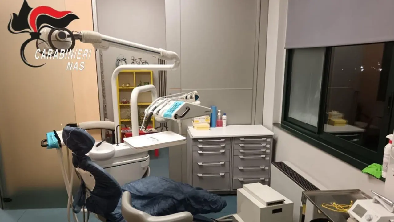 Studio dentistico abusivo nel Lametino, sequestrato dai Nas: trovati anche farmaci scaduti\n