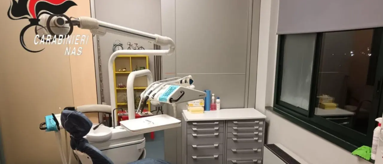 Studio dentistico abusivo nel Lametino, sequestrato dai Nas: trovati anche farmaci scaduti\n