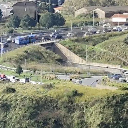 Buche sull’asfalto: file snervanti lungo Viale De Filippis. Anas: «Lavori di competenza comunale»