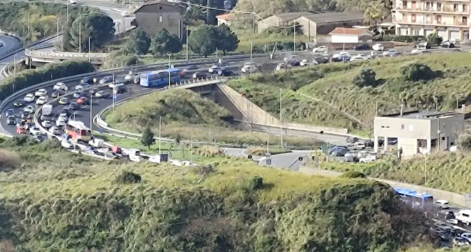 Buche sull’asfalto: file snervanti lungo Viale De Filippis. Anas: «Lavori di competenza comunale»