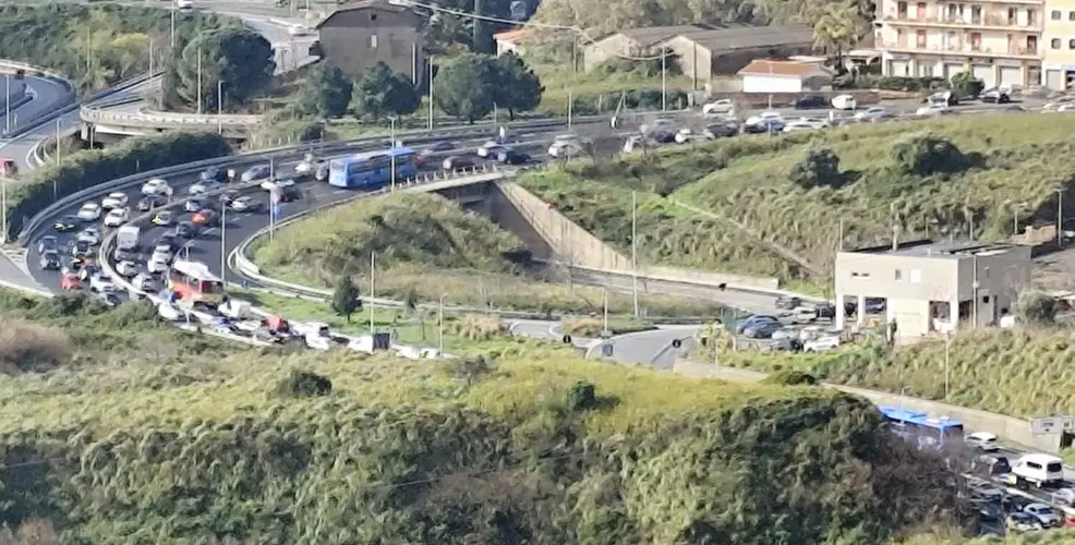 Buche sull’asfalto: file snervanti lungo Viale De Filippis. Anas: «Lavori di competenza comunale»